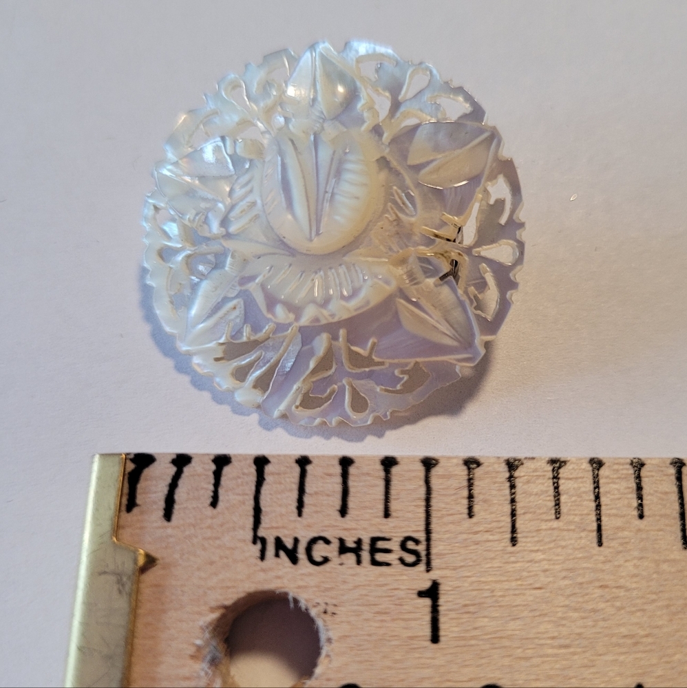 Vintage Carved Mother of Pearl Flower Brooch - Picture 2 of 5